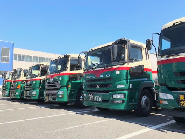 車庫に並ぶ帝国商運のタンクローリー